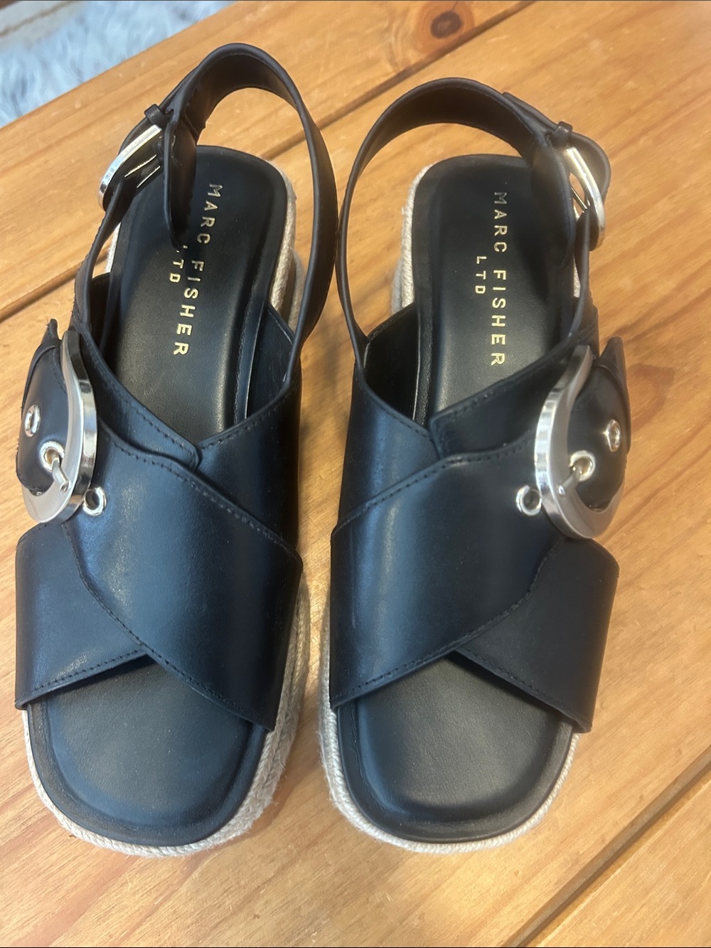 GUC Marc Fisher Ltd Renda Black Leather Sandals w/ Gold & Raffia Accents Sz 7
